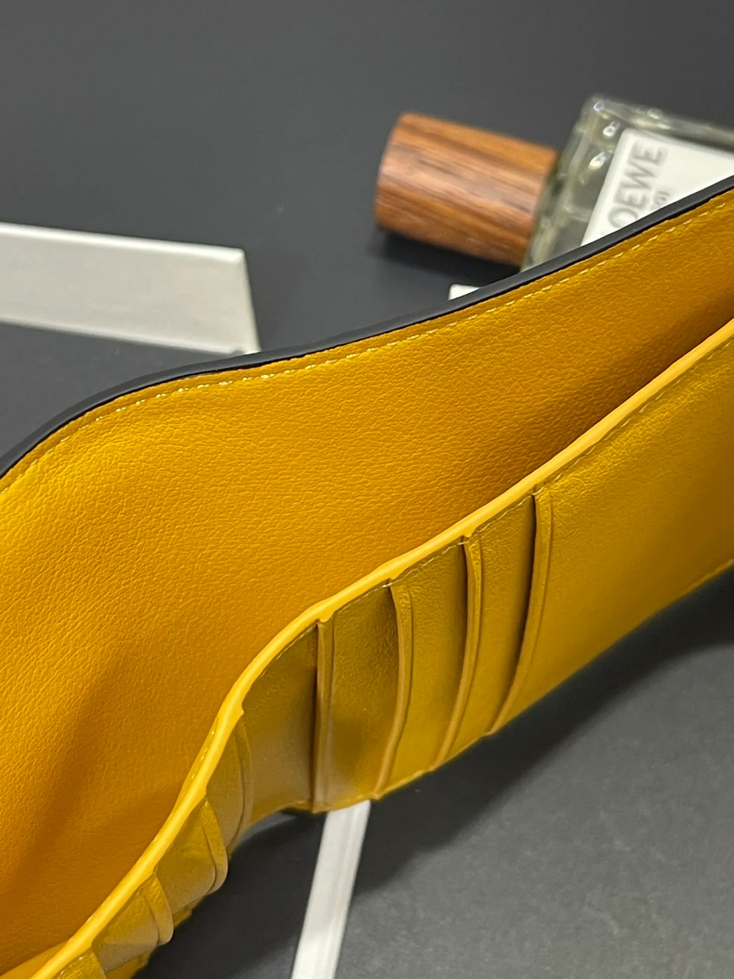 410💰 Short folding wallet made of pebbled cowhide, calfskin lining, card slots, zipper pocket, can enlarge banknotes. Style number 3729, size 10*11💰410