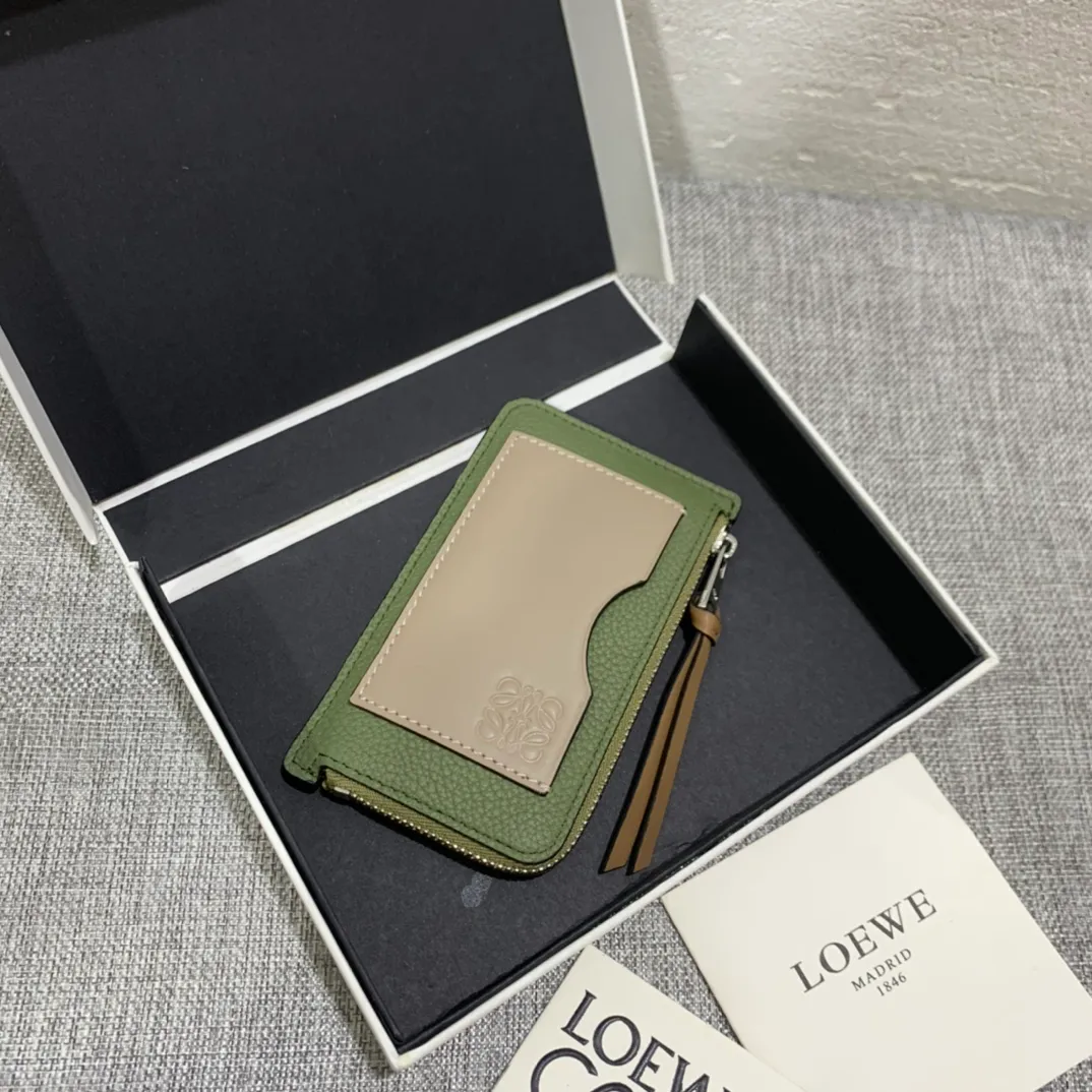 480💰 Color-blocked zippered card holder is made of soft pique calfskin and contrasting calfskin. There are card slots and zipper pockets on both sides, which can hold change and cards. It is exquisite and practical. Style number 3611, size 13*7.5