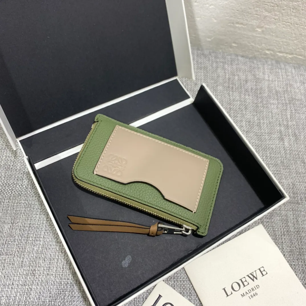 480💰 Color-blocked zippered card holder is made of soft pique calfskin and contrasting calfskin. There are card slots and zipper pockets on both sides, which can hold change and cards. It is exquisite and practical. Style number 3611, size 13*7.5