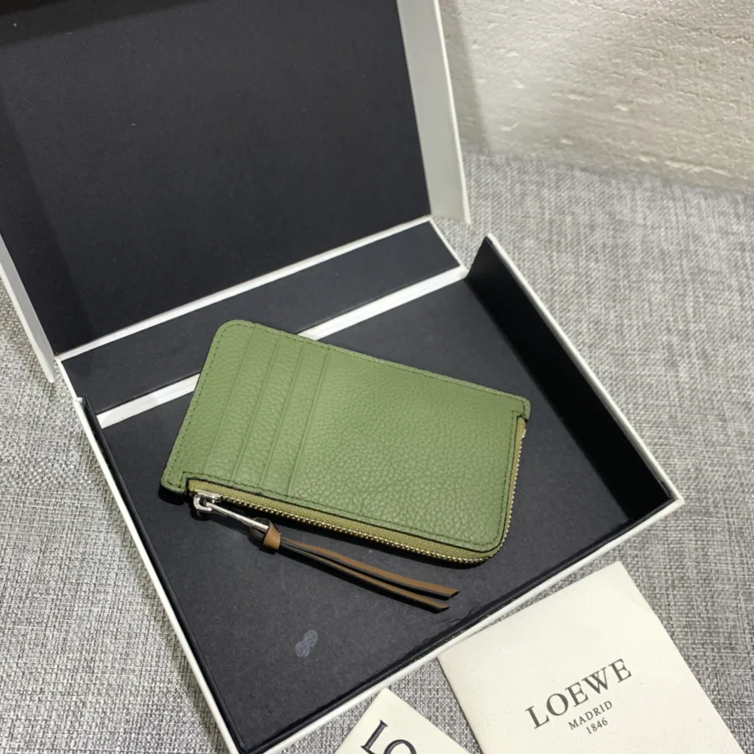 480💰 Color-blocked zippered card holder is made of soft pique calfskin and contrasting calfskin. There are card slots and zipper pockets on both sides, which can hold change and cards. It is exquisite and practical. Style number 3611, size 13*7.5