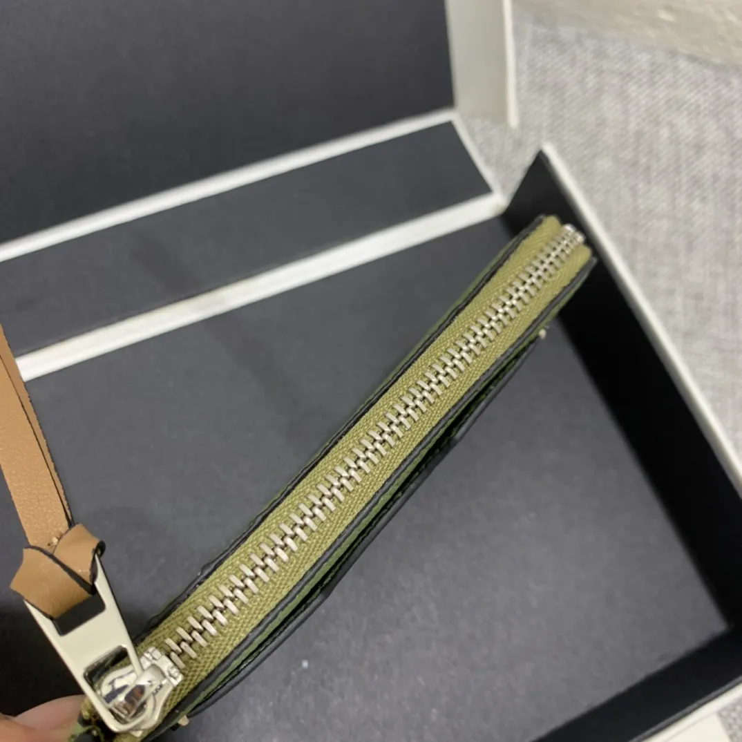 480💰 Color-blocked zippered card holder is made of soft pique calfskin and contrasting calfskin. There are card slots and zipper pockets on both sides, which can hold change and cards. It is exquisite and practical. Style number 3611, size 13*7.5