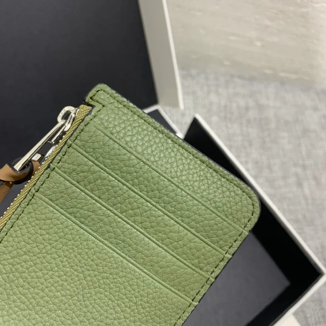 480💰 Color-blocked zippered card holder is made of soft pique calfskin and contrasting calfskin. There are card slots and zipper pockets on both sides, which can hold change and cards. It is exquisite and practical. Style number 3611, size 13*7.5