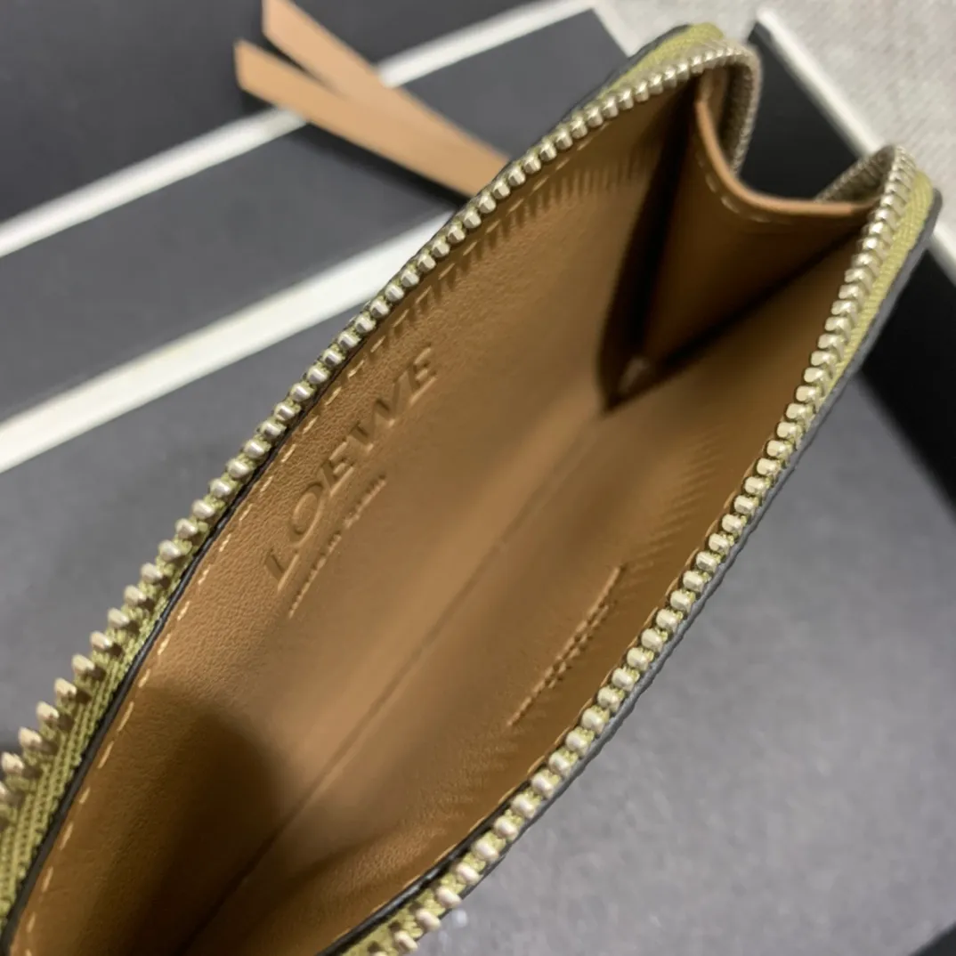480💰 Color-blocked zippered card holder is made of soft pique calfskin and contrasting calfskin. There are card slots and zipper pockets on both sides, which can hold change and cards. It is exquisite and practical. Style number 3611, size 13*7.5