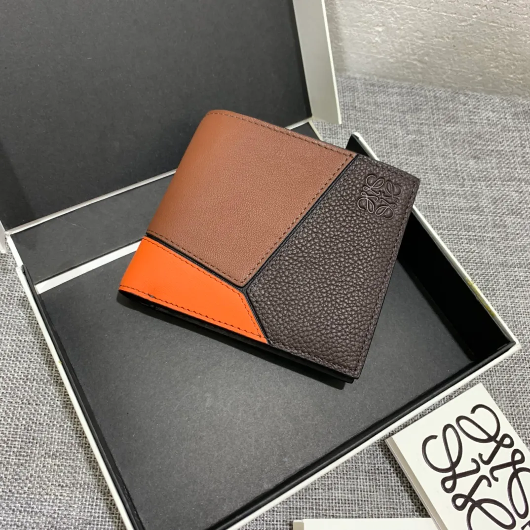 600💰 ## Men's Puzzle bifold wallet series color-blocked short clip is made of piqué calfskin. Its design features: 8 credit card slots and 2 slip pockets. Style number 3582, size 11.5*10