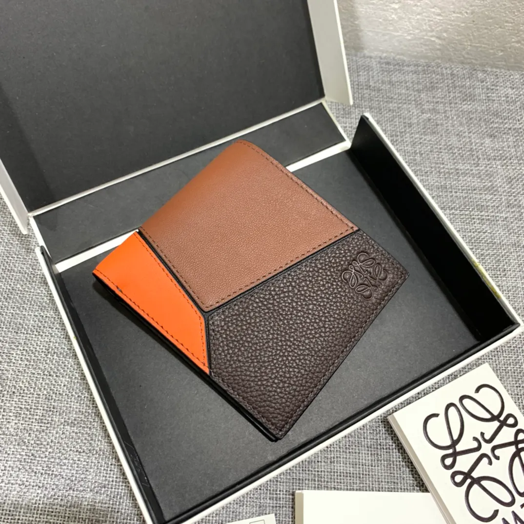 600💰 ## Men's Puzzle bifold wallet series color-blocked short clip is made of piqué calfskin. Its design features: 8 credit card slots and 2 slip pockets. Style number 3582, size 11.5*10