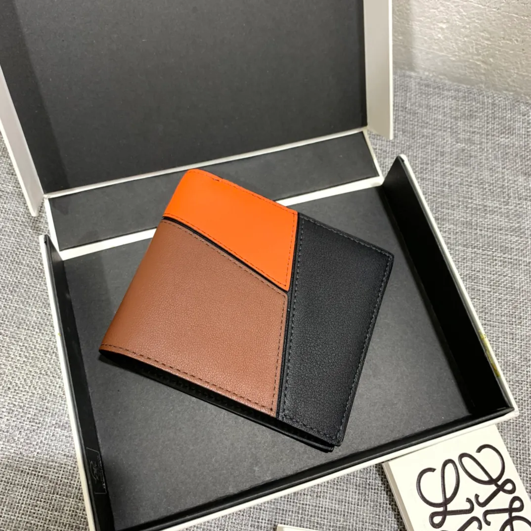 600💰 ## Men's Puzzle bifold wallet series color-blocked short clip is made of piqué calfskin. Its design features: 8 credit card slots and 2 slip pockets. Style number 3582, size 11.5*10