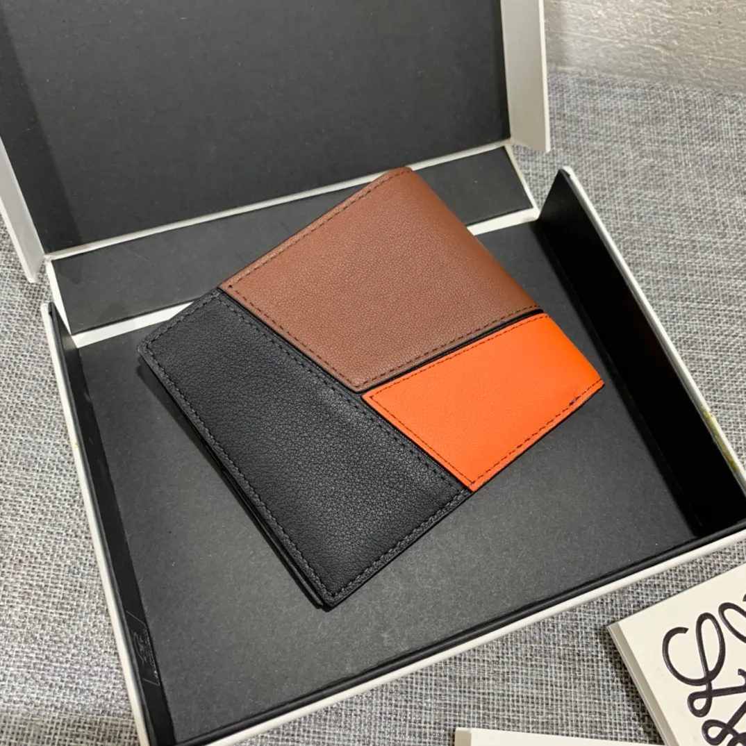 600💰 ## Men's Puzzle bifold wallet series color-blocked short clip is made of piqué calfskin. Its design features: 8 credit card slots and 2 slip pockets. Style number 3582, size 11.5*10