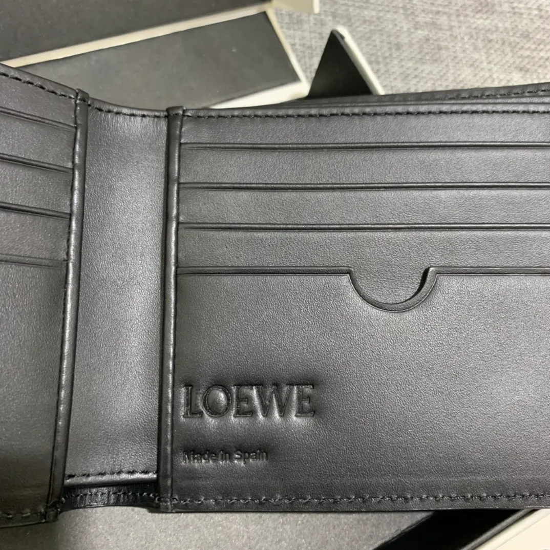 600💰 ## Men's Puzzle bifold wallet series color-blocked short clip is made of piqué calfskin. Its design features: 8 credit card slots and 2 slip pockets. Style number 3582, size 11.5*10