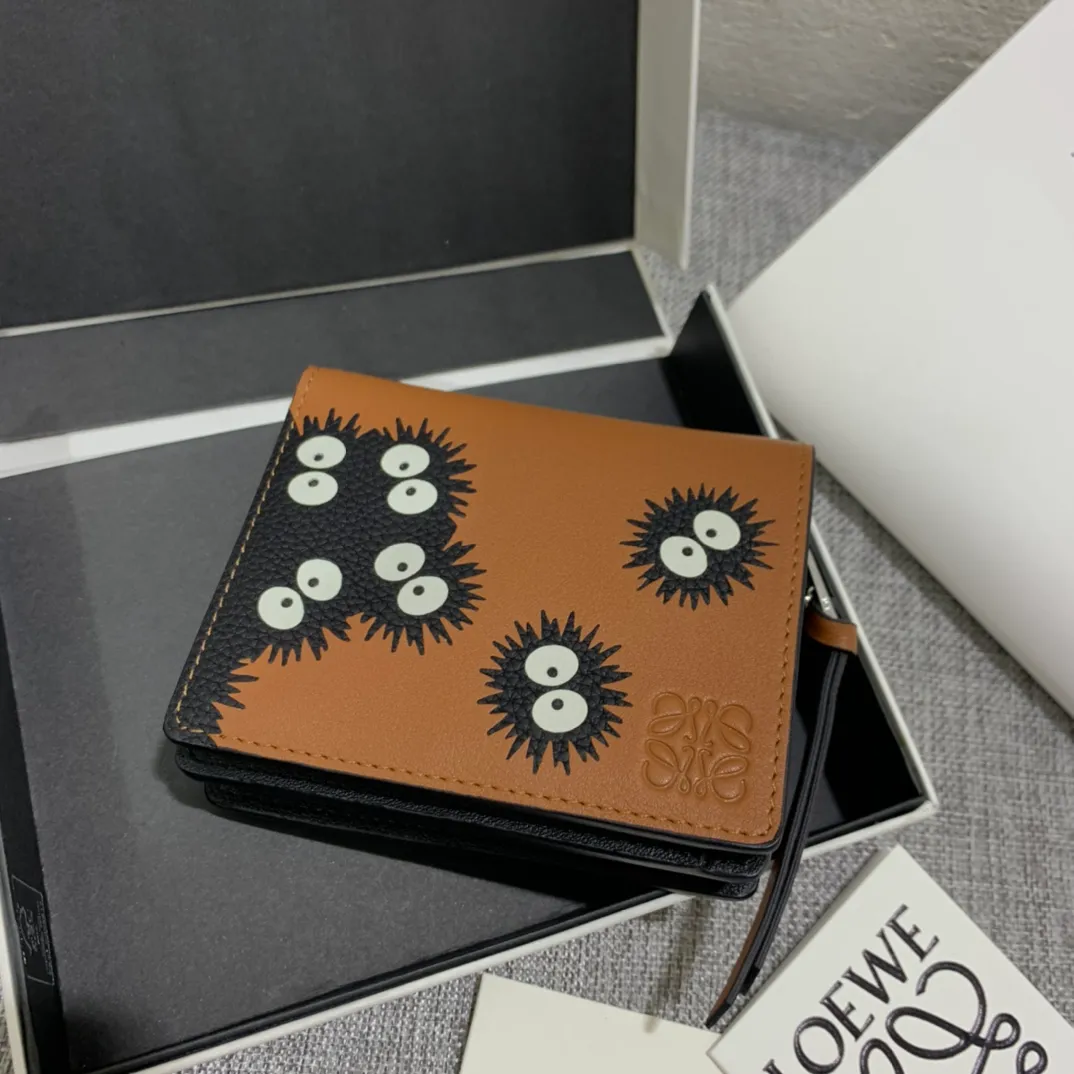 860💰The limited edition "Dust Elf" series short wallet is made of inlay technology, and its smart and exquisite design is dazzling. There are 8 card slots, skewer pockets and zipper pockets inside. Style number 3751, size 11*9 (Note⚠️: The dust elf pattern is spliced ​​and inlaid, and gaps and skin flakes are normal)