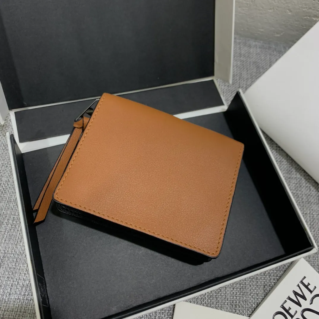 860💰The limited edition "Dust Elf" series short wallet is made of inlay technology, and its smart and exquisite design is dazzling. There are 8 card slots, skewer pockets and zipper pockets inside. Style number 3751, size 11*9 (Note⚠️: The dust elf pattern is spliced ​​and inlaid, and gaps and skin flakes are normal)