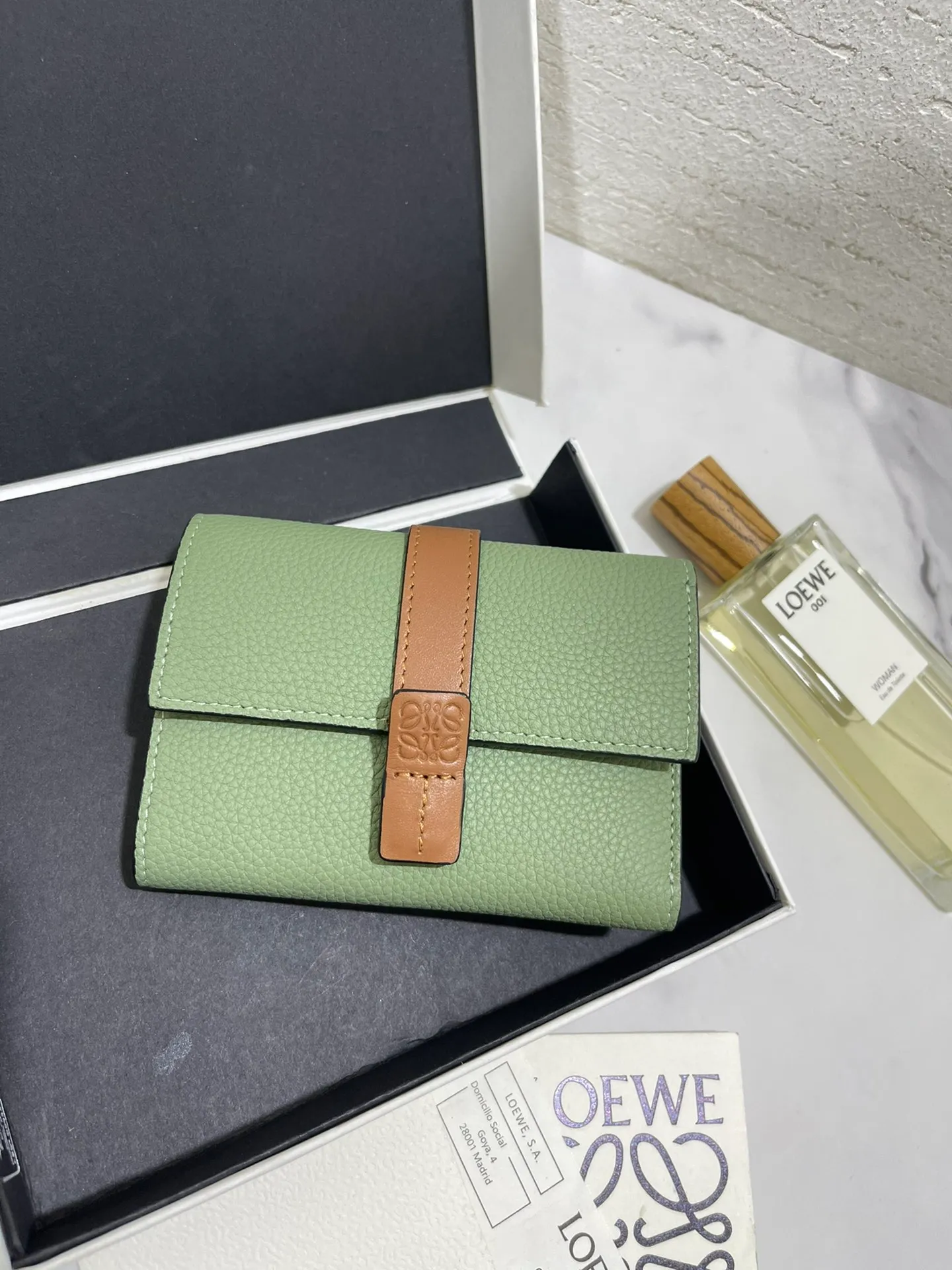 640💰 Small vertical wallet series wallets are made of soft pique calfskin and contrasting calfskin. It has zipper pockets, card slots and slip pockets, and a push button switch. It is exquisite and practical. Style number 3610, size 12*8.5