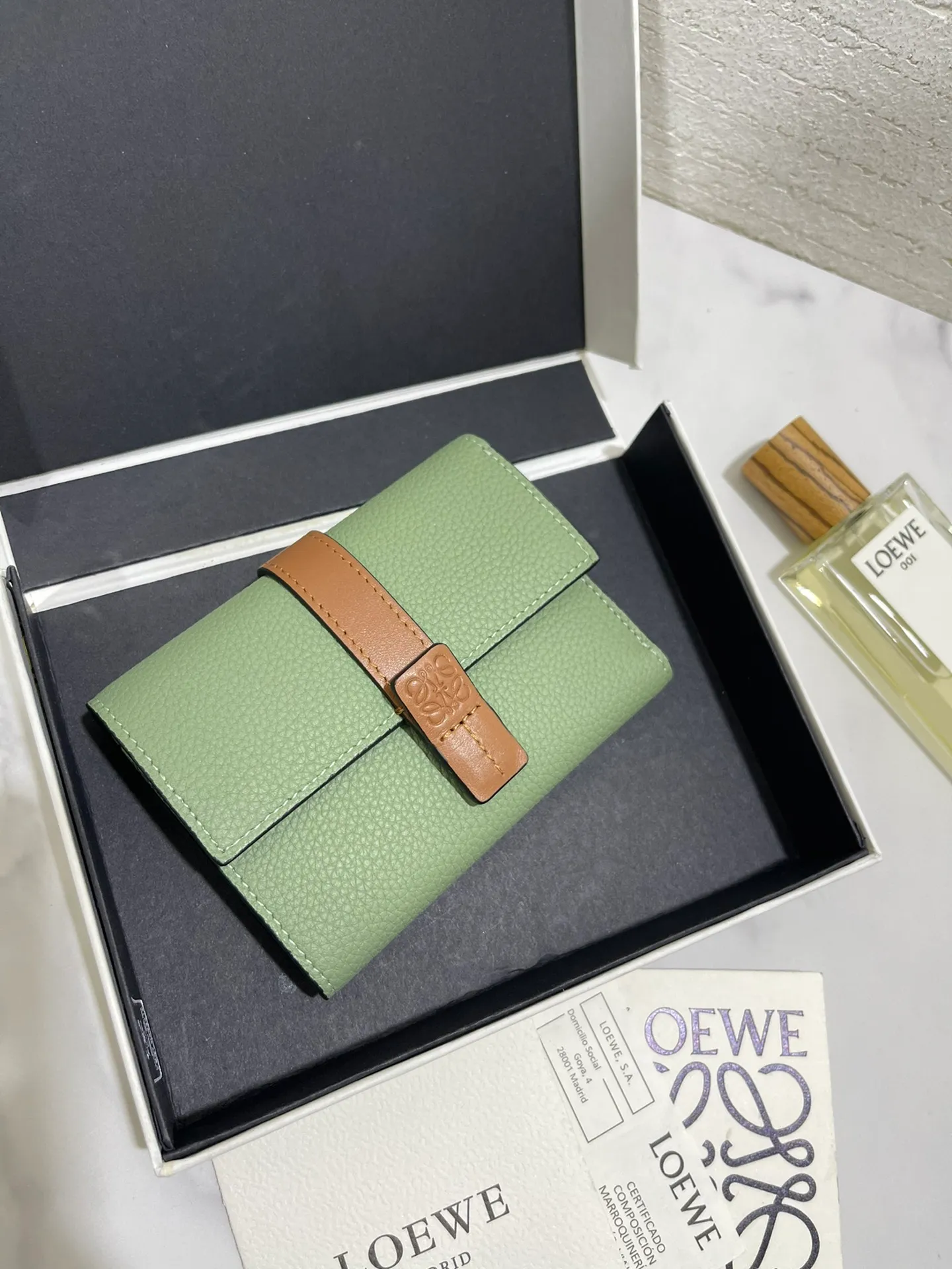 640💰 Small vertical wallet series wallets are made of soft pique calfskin and contrasting calfskin. It has zipper pockets, card slots and slip pockets, and a push button switch. It is exquisite and practical. Style number 3610, size 12*8.5