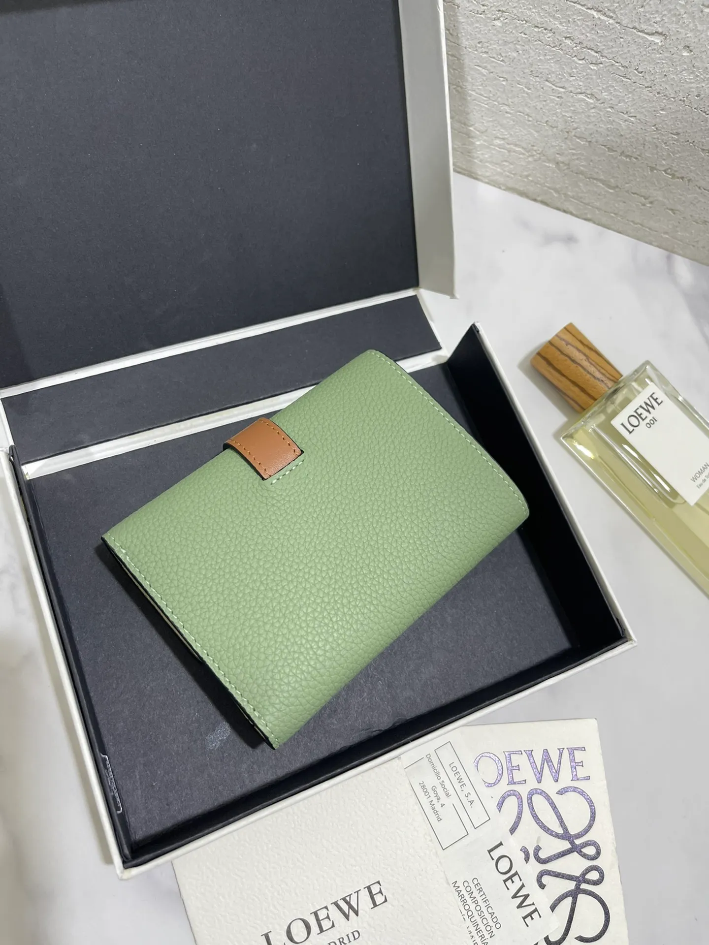 640💰 Small vertical wallet series wallets are made of soft pique calfskin and contrasting calfskin. It has zipper pockets, card slots and slip pockets, and a push button switch. It is exquisite and practical. Style number 3610, size 12*8.5