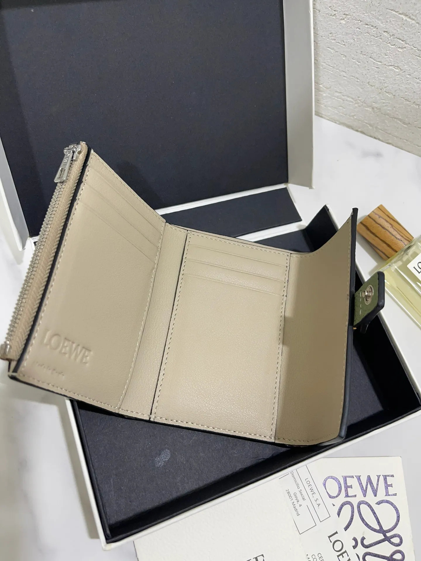 640💰 Small vertical wallet series wallets are made of soft pique calfskin and contrasting calfskin. It has zipper pockets, card slots and slip pockets, and a push button switch. It is exquisite and practical. Style number 3610, size 12*8.5