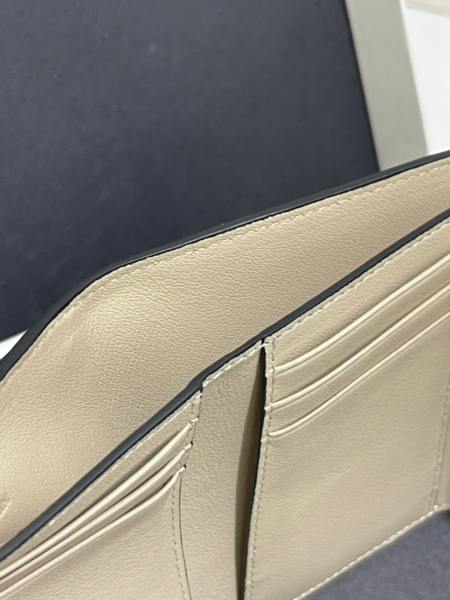 640💰 Small vertical wallet series wallets are made of soft pique calfskin and contrasting calfskin. It has zipper pockets, card slots and slip pockets, and a push button switch. It is exquisite and practical. Style number 3610, size 12*8.5