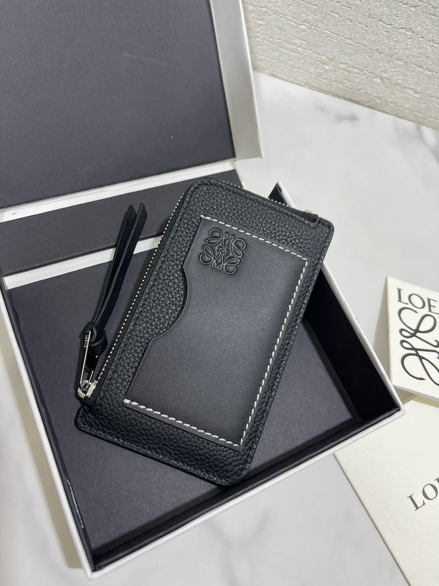 480💰 Color-blocked zippered card holder is made of soft pique calfskin and contrasting calfskin. There are card slots and zipper pockets on both sides, which can hold change and cards. It is exquisite and practical. Style number 3762, size 13*7.5