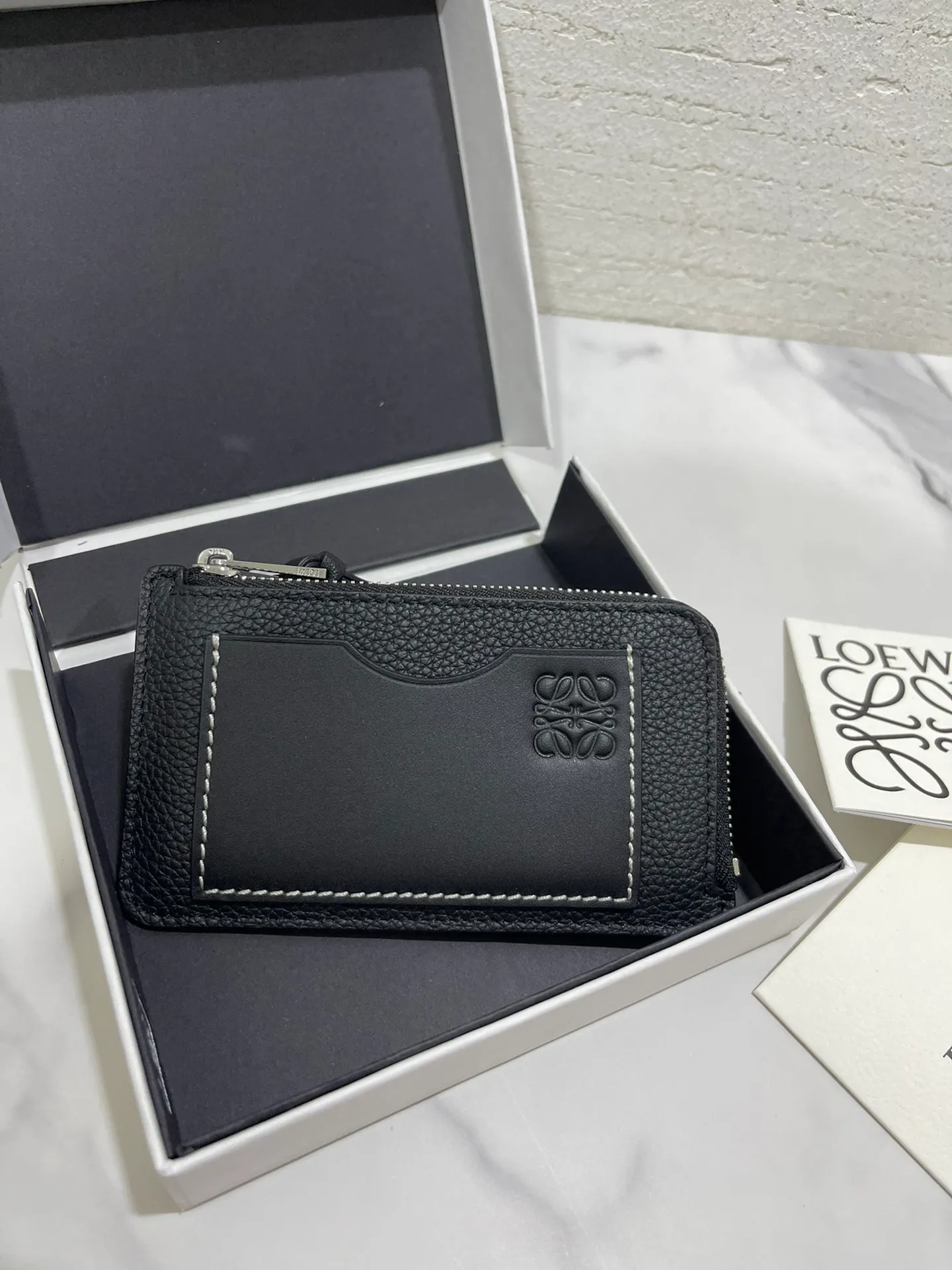480💰 Color-blocked zippered card holder is made of soft pique calfskin and contrasting calfskin. There are card slots and zipper pockets on both sides, which can hold change and cards. It is exquisite and practical. Style number 3762, size 13*7.5