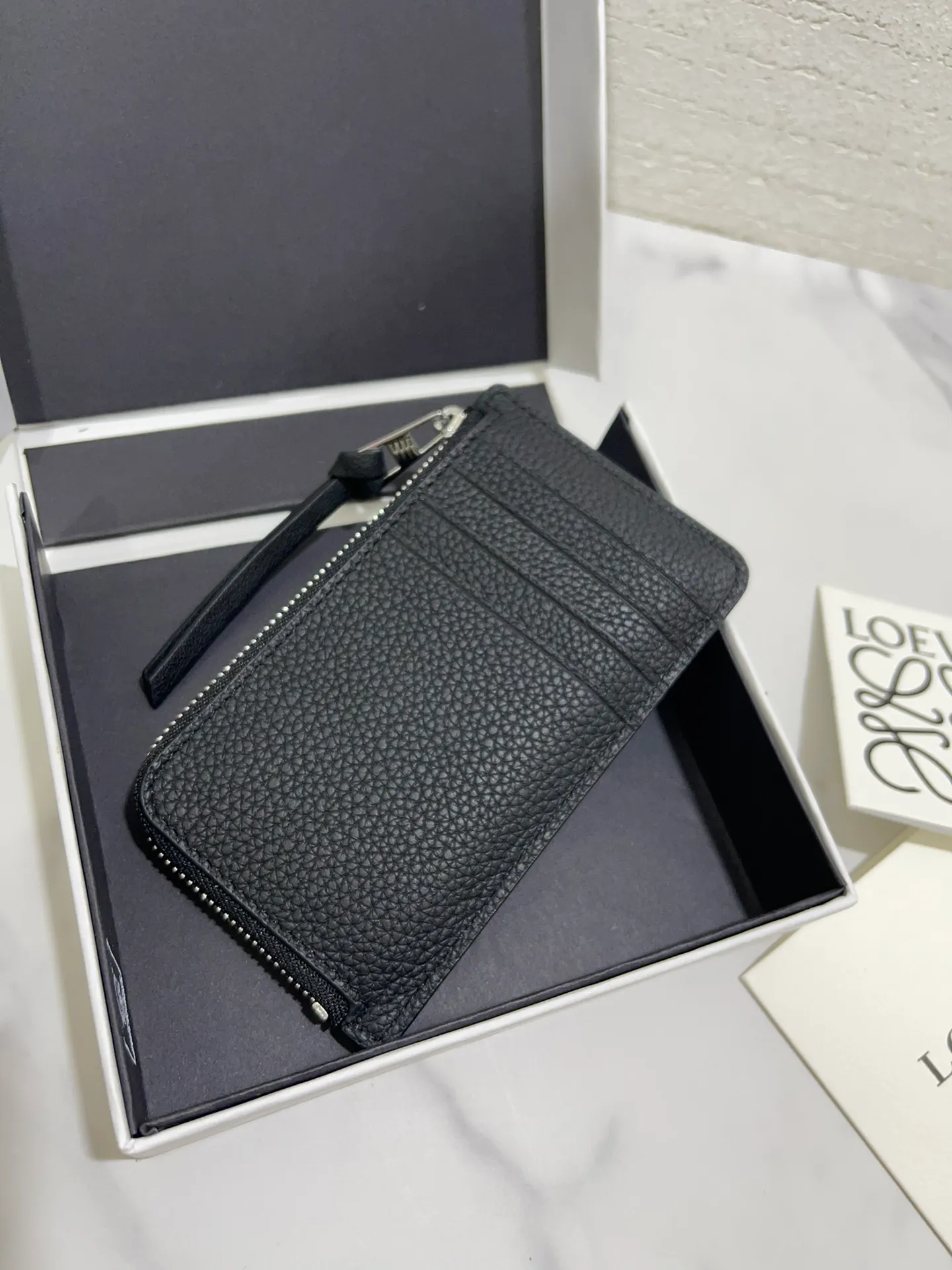 480💰 Color-blocked zippered card holder is made of soft pique calfskin and contrasting calfskin. There are card slots and zipper pockets on both sides, which can hold change and cards. It is exquisite and practical. Style number 3762, size 13*7.5
