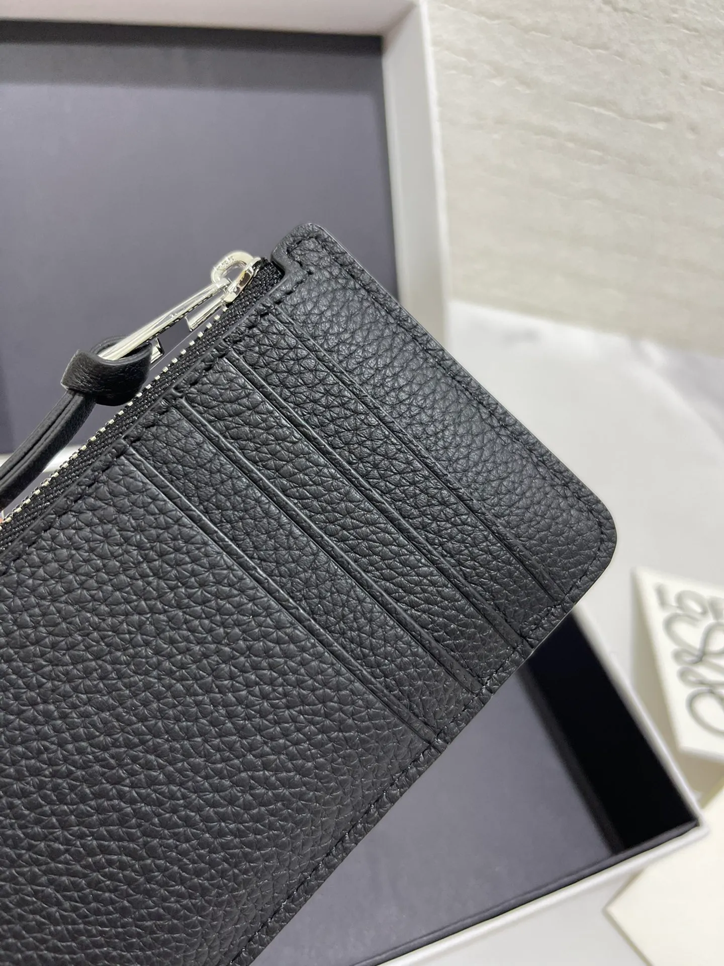 480💰 Color-blocked zippered card holder is made of soft pique calfskin and contrasting calfskin. There are card slots and zipper pockets on both sides, which can hold change and cards. It is exquisite and practical. Style number 3762, size 13*7.5