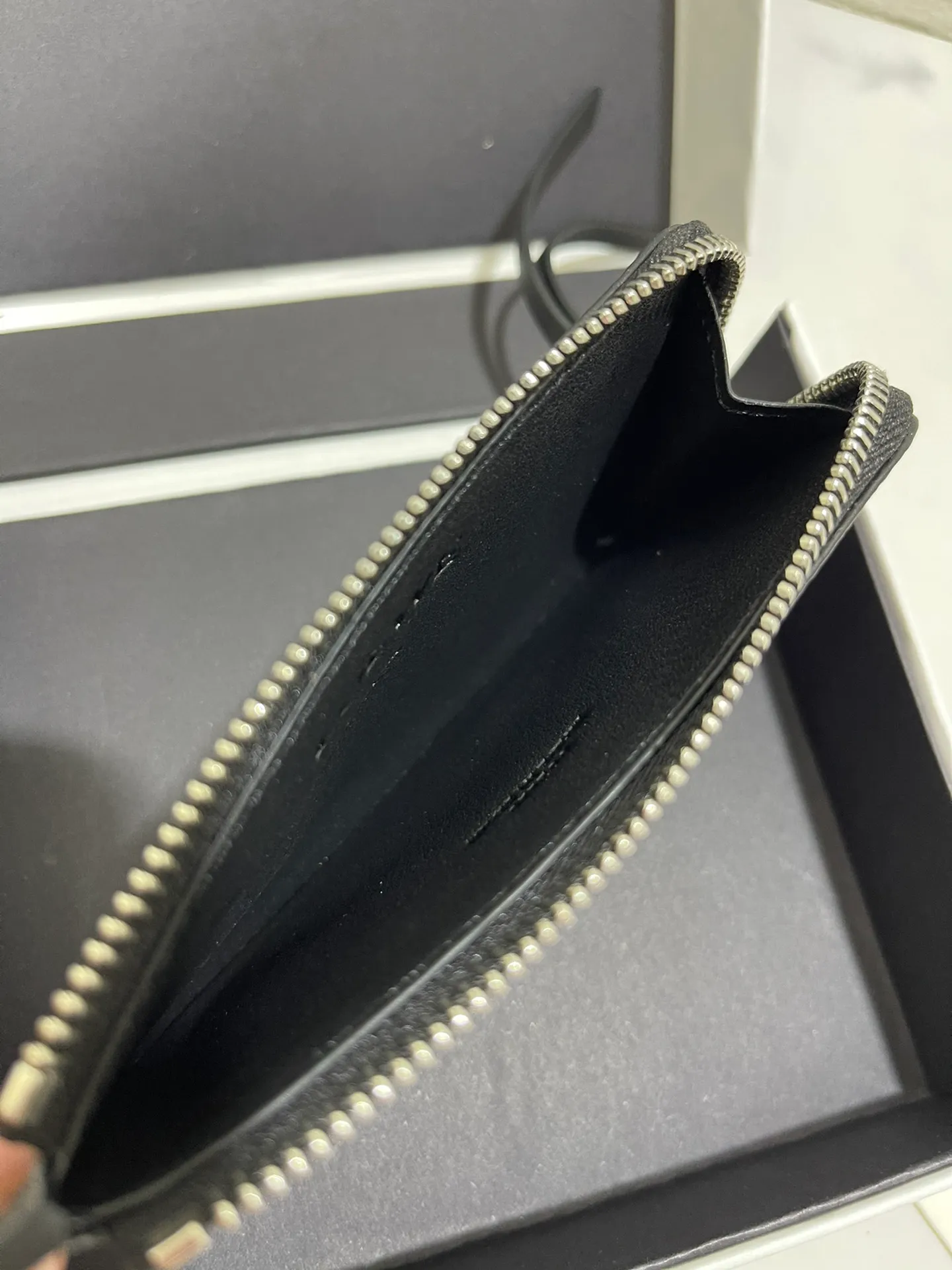 480💰 Color-blocked zippered card holder is made of soft pique calfskin and contrasting calfskin. There are card slots and zipper pockets on both sides, which can hold change and cards. It is exquisite and practical. Style number 3762, size 13*7.5