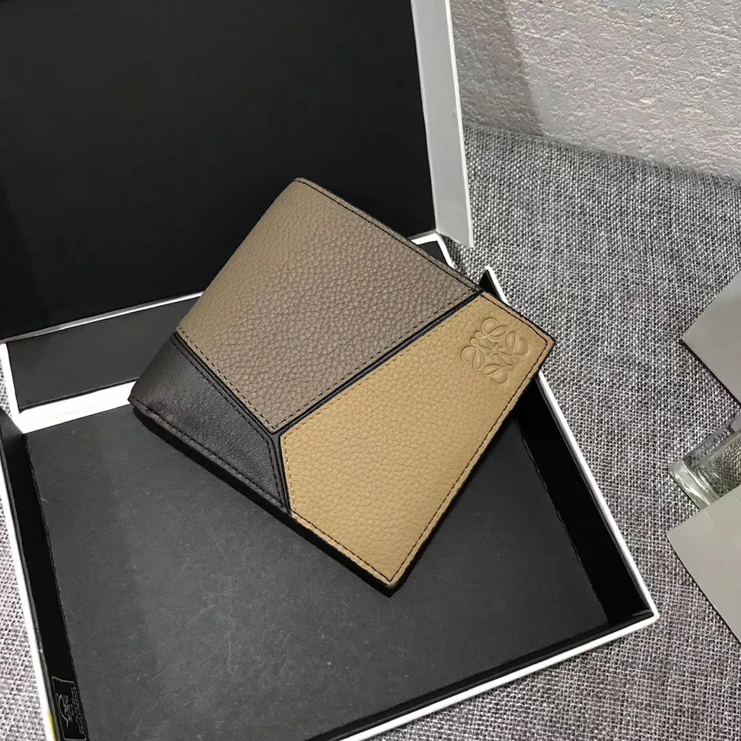 600💰 ## Men's Puzzle bifold wallet series color-blocked short clip is made of piqué calfskin. Its design features: 8 credit card slots and 2 slip pockets. Style number 3582, size 11.5*10