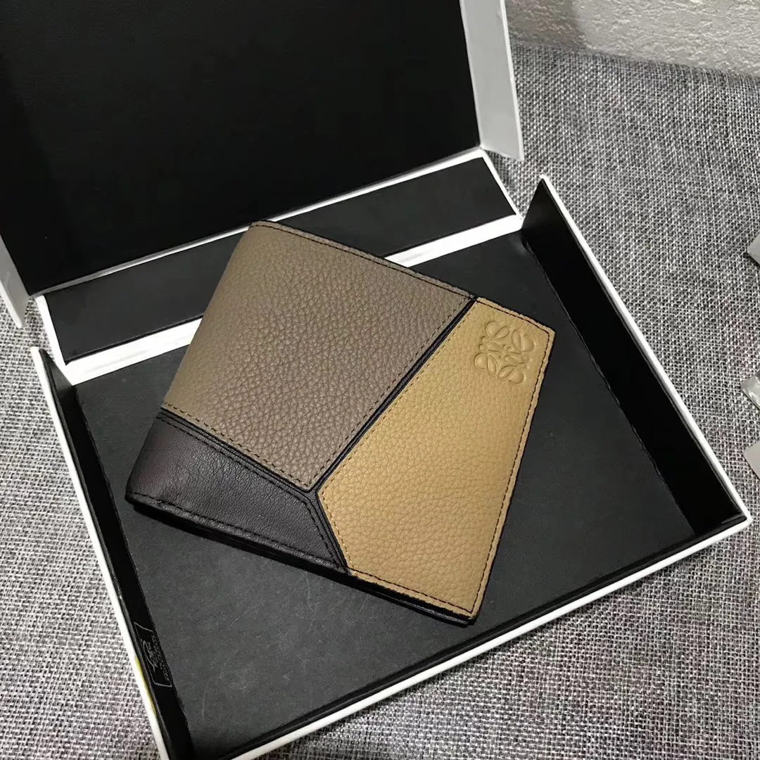 600💰 ## Men's Puzzle bifold wallet series color-blocked short clip is made of piqué calfskin. Its design features: 8 credit card slots and 2 slip pockets. Style number 3582, size 11.5*10