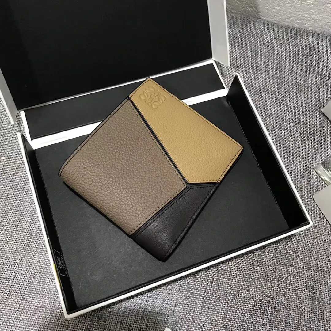 600💰 ## Men's Puzzle bifold wallet series color-blocked short clip is made of piqué calfskin. Its design features: 8 credit card slots and 2 slip pockets. Style number 3582, size 11.5*10