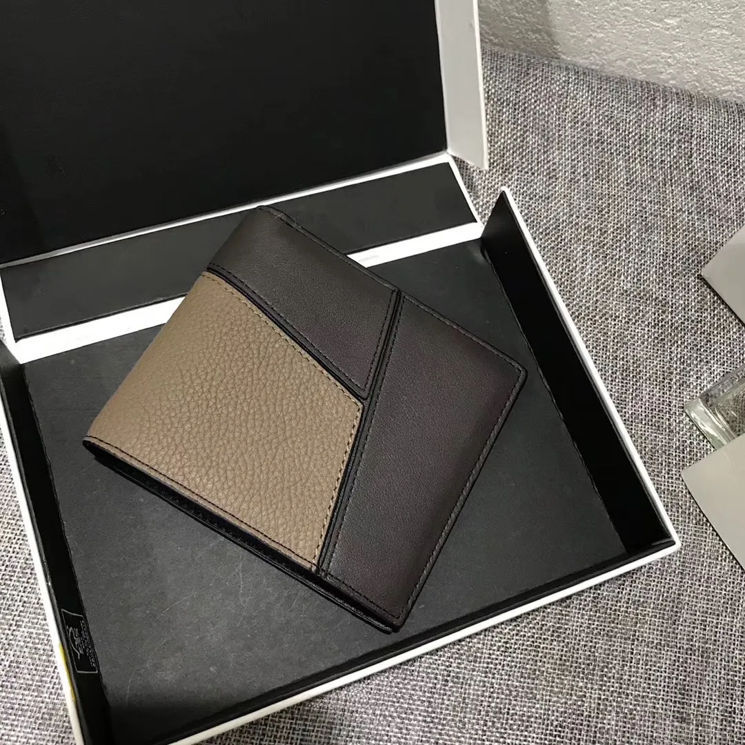 600💰 ## Men's Puzzle bifold wallet series color-blocked short clip is made of piqué calfskin. Its design features: 8 credit card slots and 2 slip pockets. Style number 3582, size 11.5*10