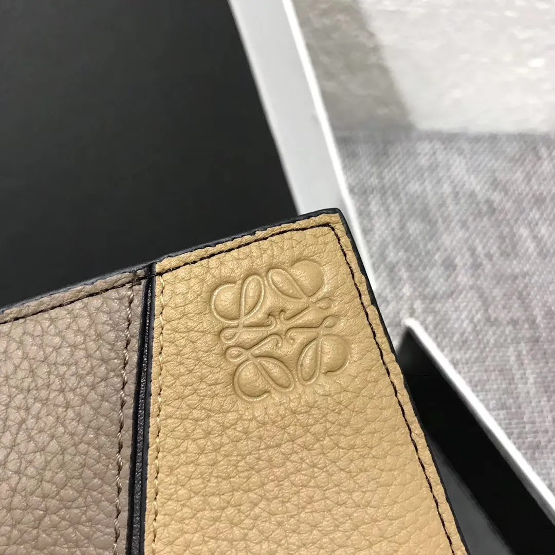 600💰 ## Men's Puzzle bifold wallet series color-blocked short clip is made of piqué calfskin. Its design features: 8 credit card slots and 2 slip pockets. Style number 3582, size 11.5*10