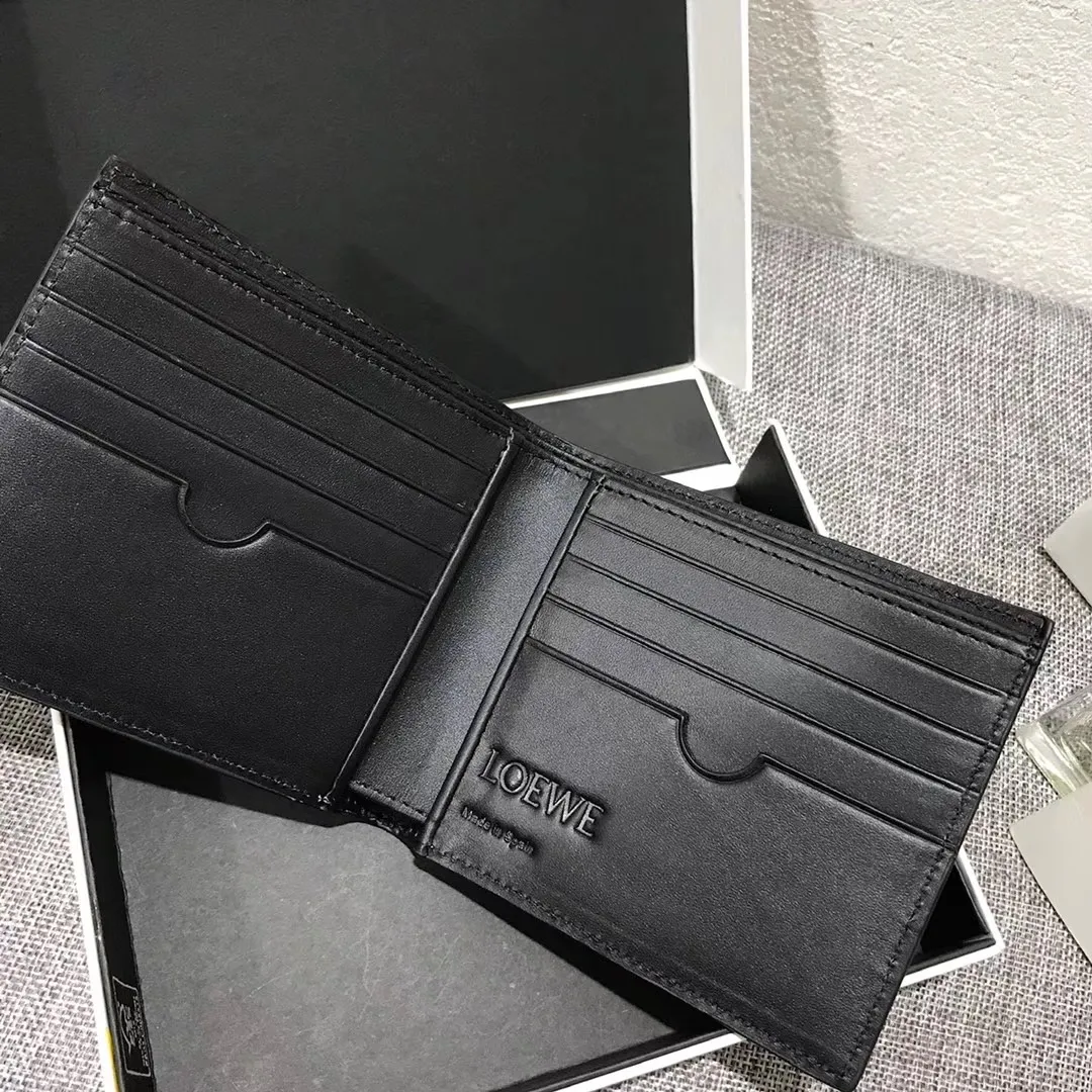 600💰 ## Men's Puzzle bifold wallet series color-blocked short clip is made of piqué calfskin. Its design features: 8 credit card slots and 2 slip pockets. Style number 3582, size 11.5*10
