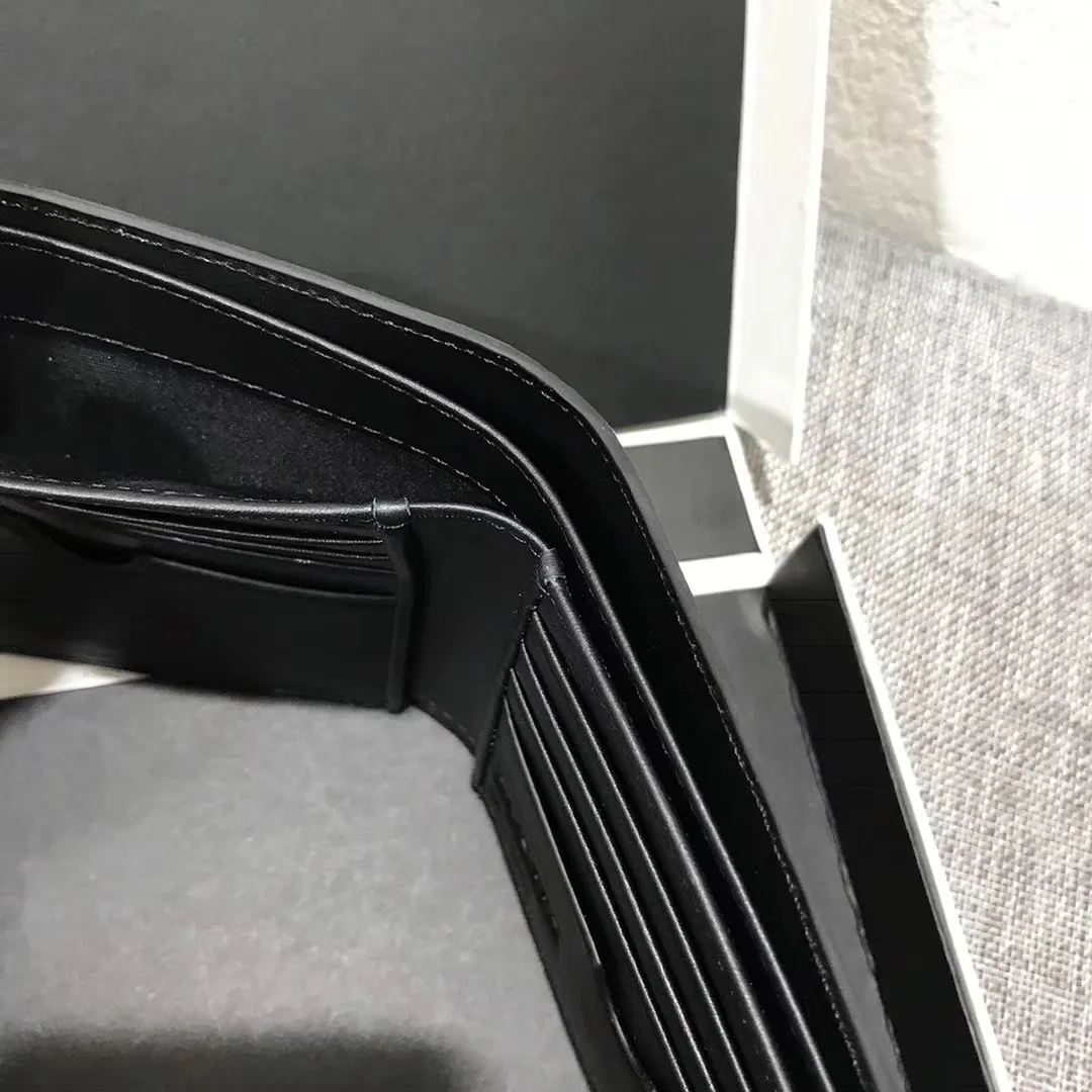600💰 ## Men's Puzzle bifold wallet series color-blocked short clip is made of piqué calfskin. Its design features: 8 credit card slots and 2 slip pockets. Style number 3582, size 11.5*10