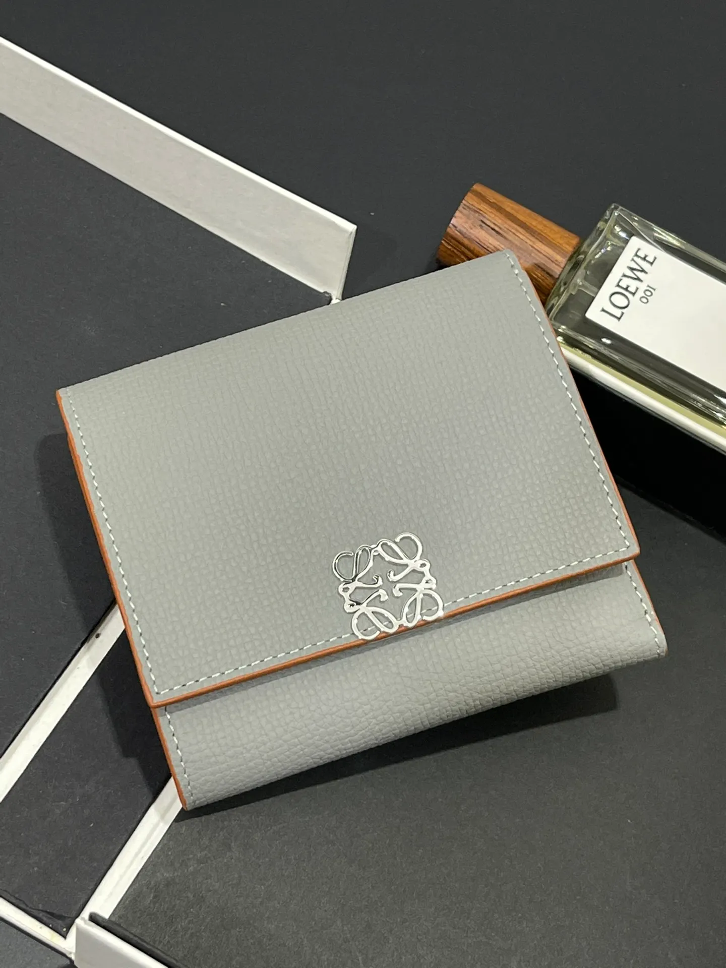 410💰 Short folding wallet made of pebbled cowhide, calfskin lining, card slots, zipper pocket, can enlarge banknotes. Style number 3729, size 10*11💰410
