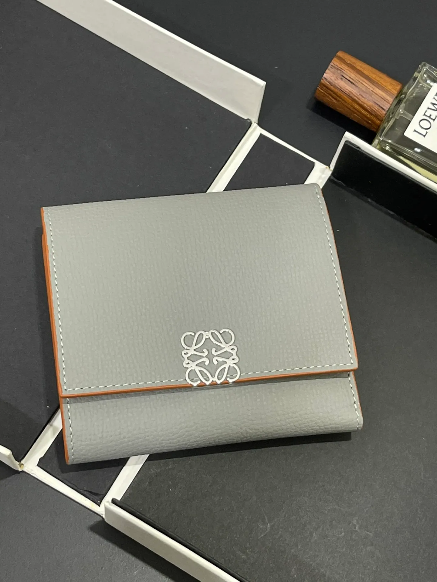 410💰 Short folding wallet made of pebbled cowhide, calfskin lining, card slots, zipper pocket, can enlarge banknotes. Style number 3729, size 10*11💰410