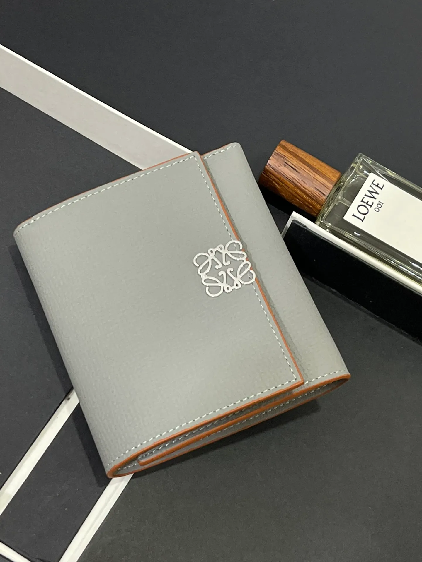 410💰 Short folding wallet made of pebbled cowhide, calfskin lining, card slots, zipper pocket, can enlarge banknotes. Style number 3729, size 10*11💰410