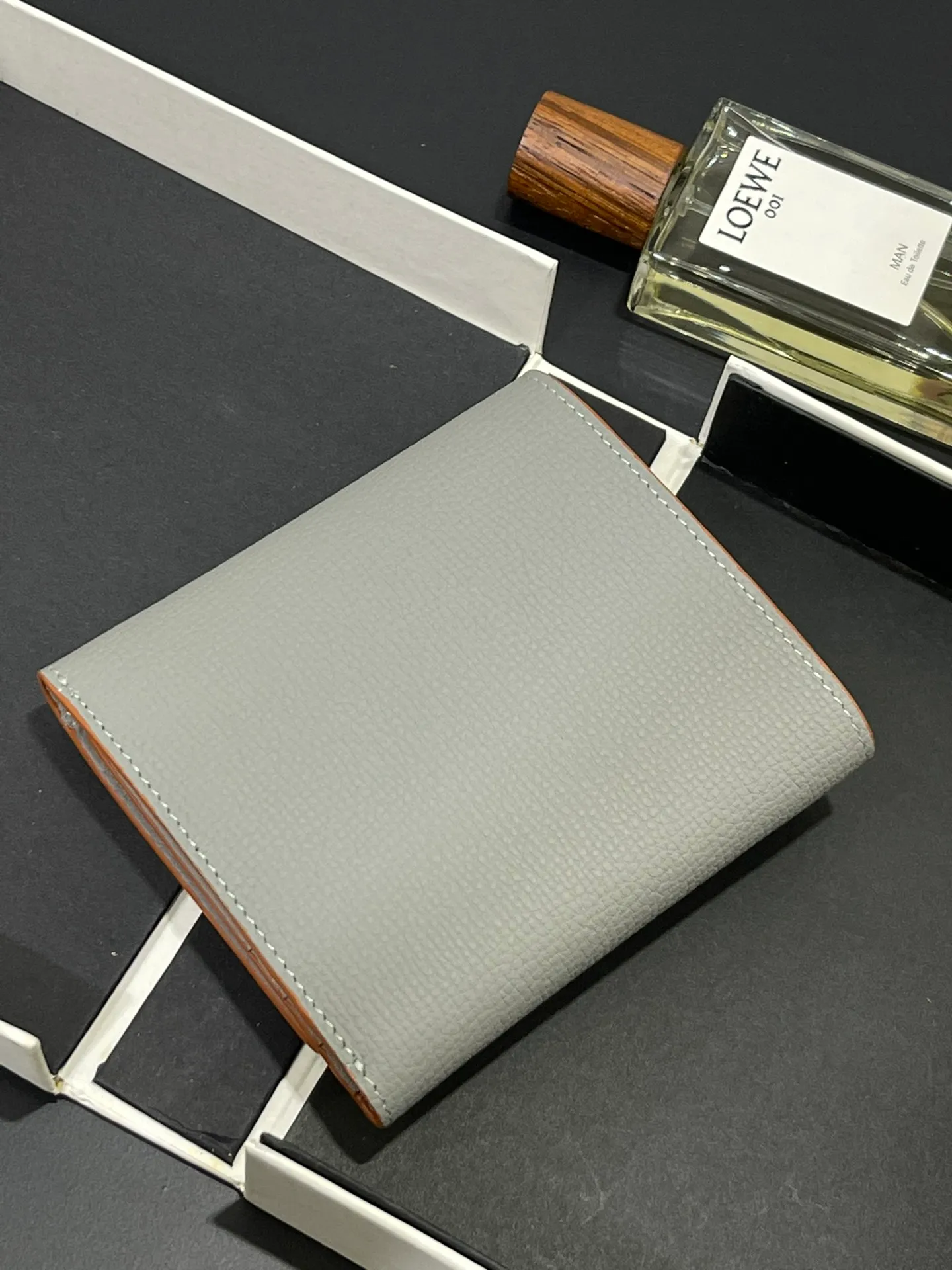 410💰 Short folding wallet made of pebbled cowhide, calfskin lining, card slots, zipper pocket, can enlarge banknotes. Style number 3729, size 10*11💰410