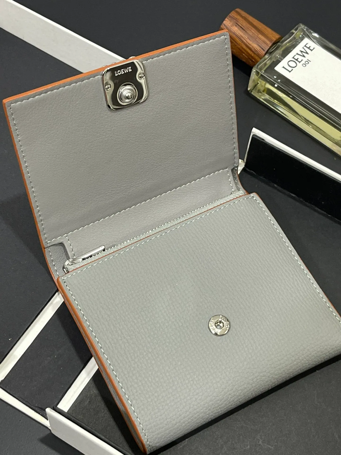 410💰 Short folding wallet made of pebbled cowhide, calfskin lining, card slots, zipper pocket, can enlarge banknotes. Style number 3729, size 10*11💰410