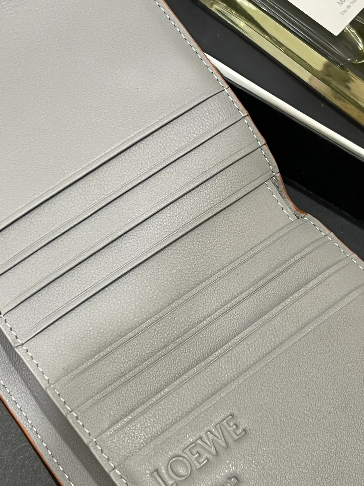 410💰 Short folding wallet made of pebbled cowhide, calfskin lining, card slots, zipper pocket, can enlarge banknotes. Style number 3729, size 10*11💰410
