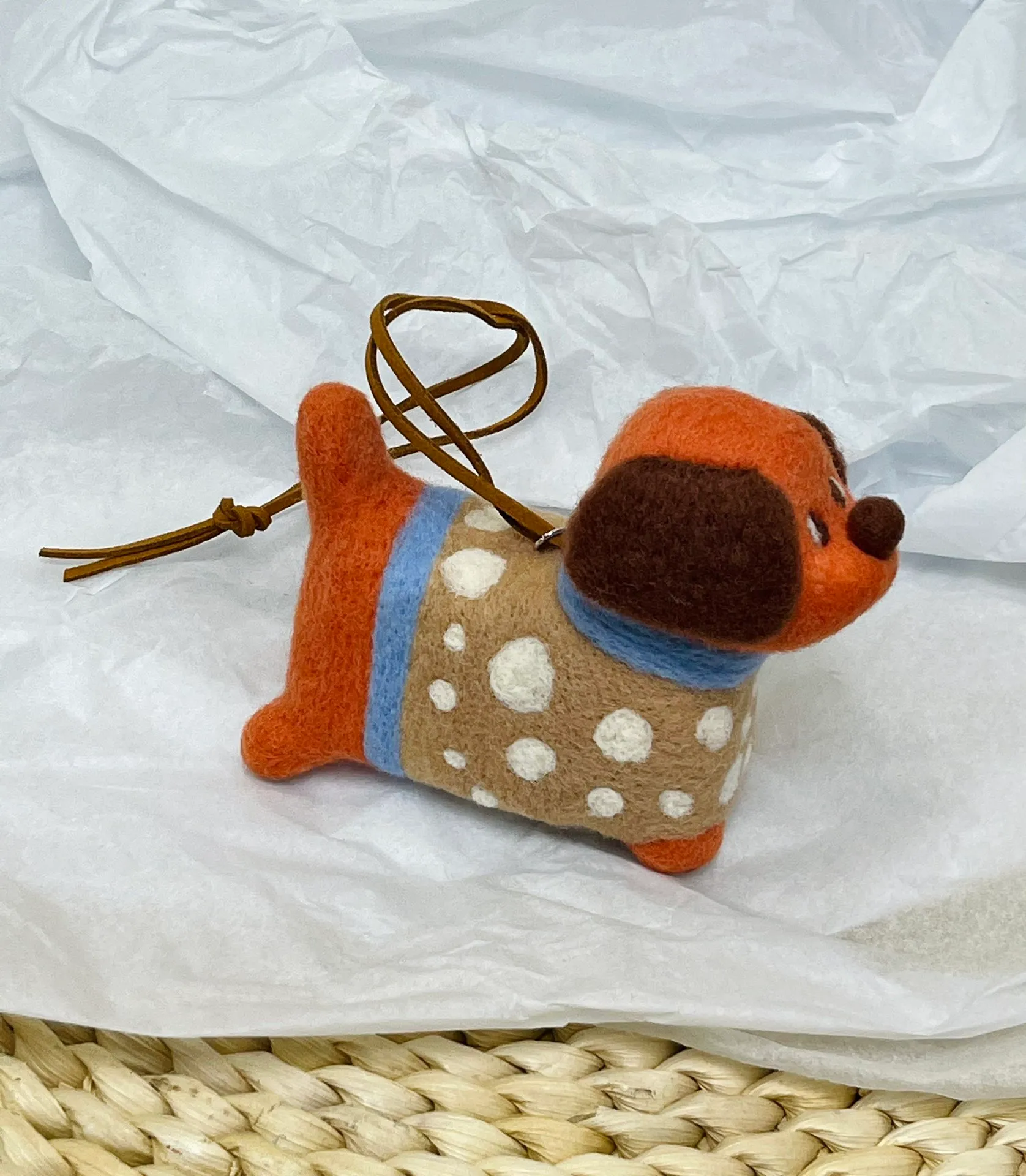 Marni felt pendant is super cute! The rope can be untied and knotted by yourself and comes with a blank dust bag (⚠️Note: It is purely handmade, each one is unique, if you mind, please place your order carefully)