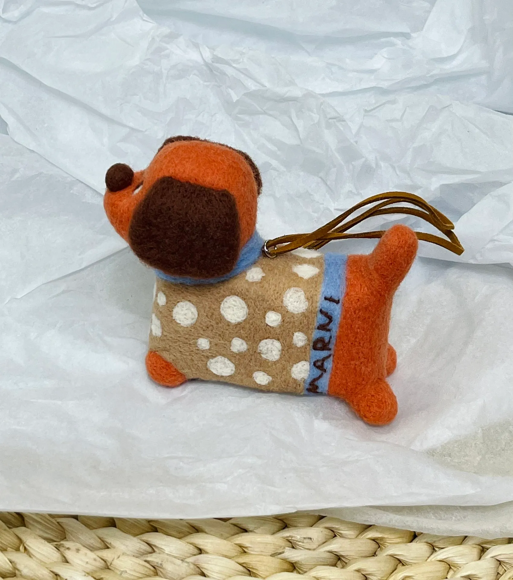 Marni felt pendant is super cute! The rope can be untied and knotted by yourself and comes with a blank dust bag (⚠️Note: It is purely handmade, each one is unique, if you mind, please place your order carefully)