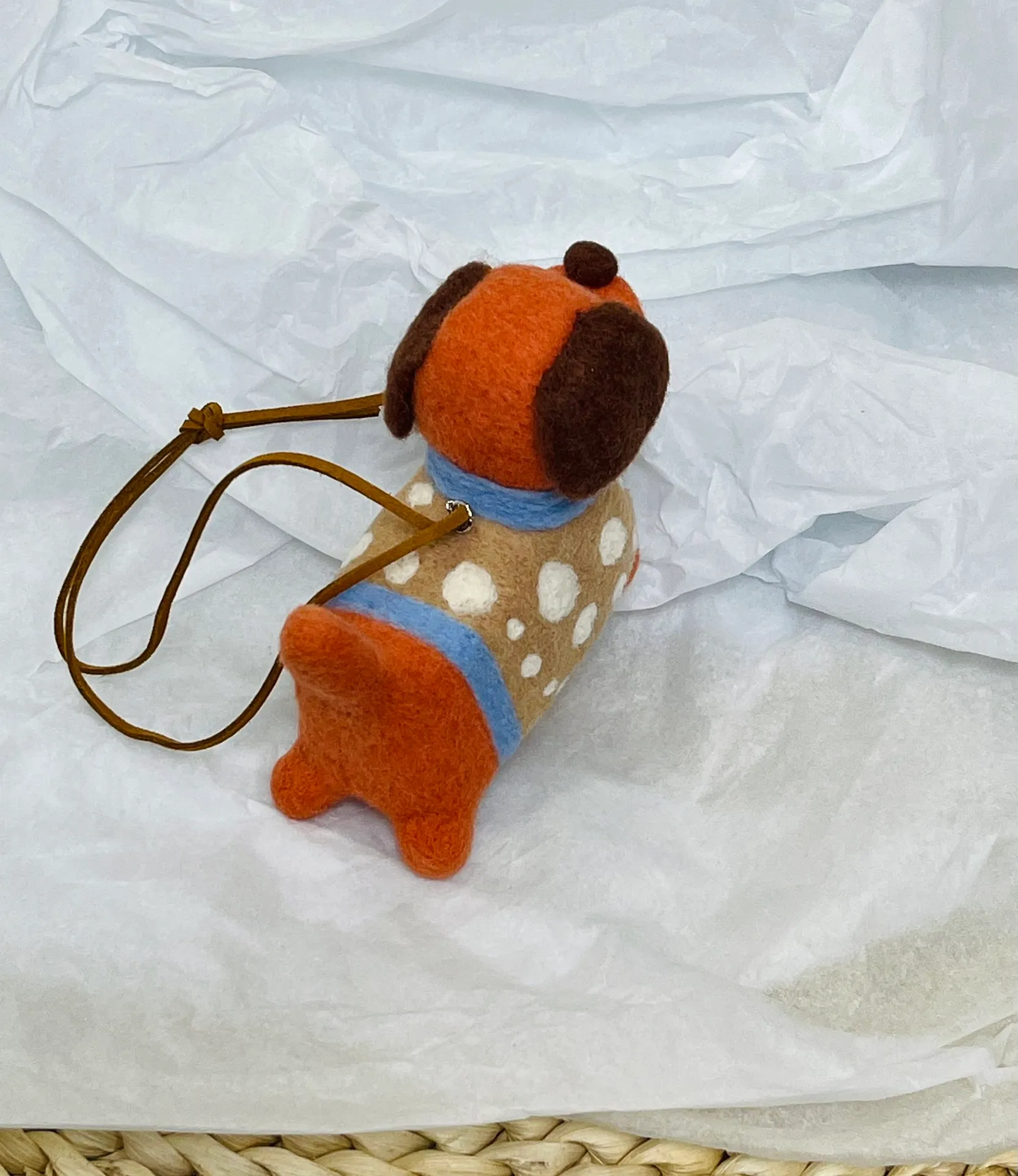 Marni felt pendant is super cute! The rope can be untied and knotted by yourself and comes with a blank dust bag (⚠️Note: It is purely handmade, each one is unique, if you mind, please place your order carefully)