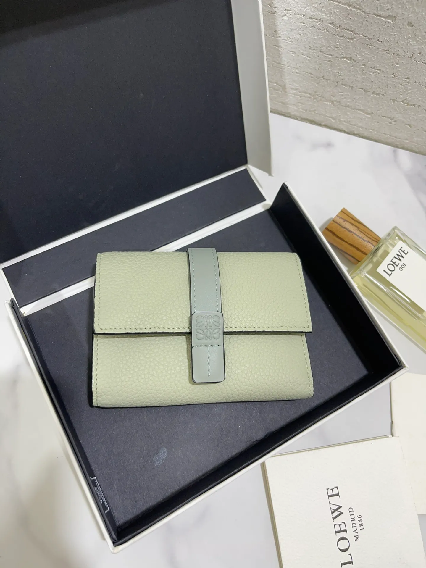 640💰 Small vertical wallet series wallets are made of soft pique calfskin and contrasting calfskin. It has zipper pockets, card slots and slip pockets, and a push button switch. It is exquisite and practical. Style number 3785, size 12*8.5