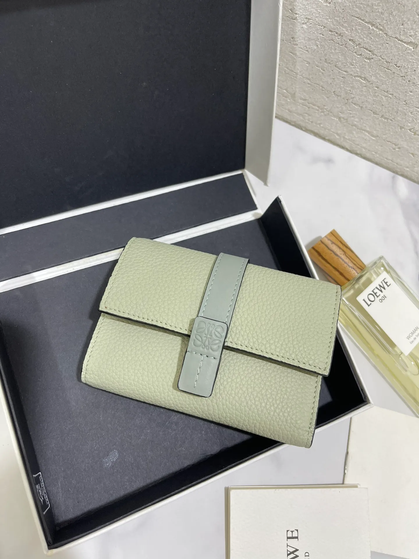 640💰 Small vertical wallet series wallets are made of soft pique calfskin and contrasting calfskin. It has zipper pockets, card slots and slip pockets, and a push button switch. It is exquisite and practical. Style number 3785, size 12*8.5