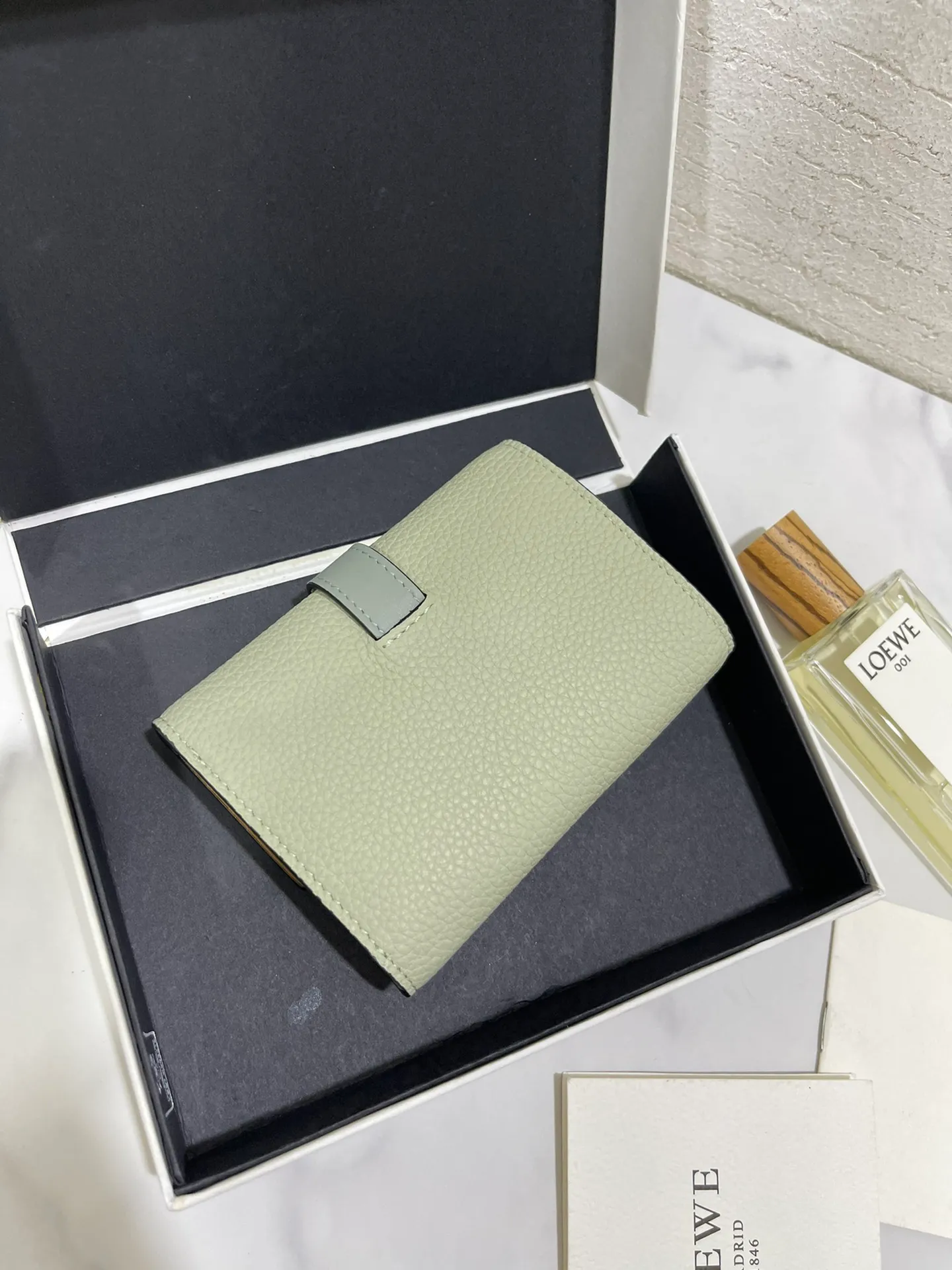 640💰 Small vertical wallet series wallets are made of soft pique calfskin and contrasting calfskin. It has zipper pockets, card slots and slip pockets, and a push button switch. It is exquisite and practical. Style number 3785, size 12*8.5