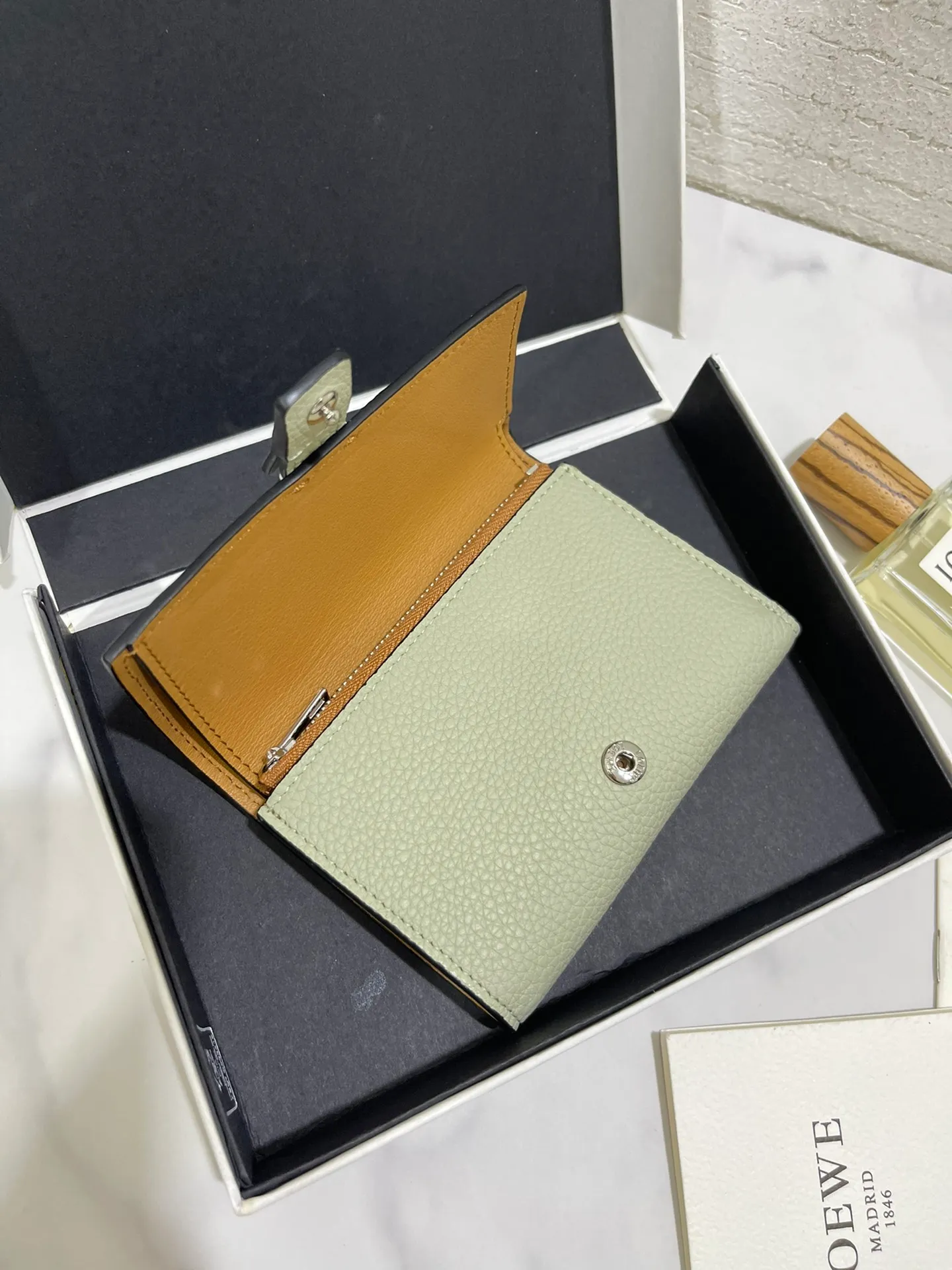 640💰 Small vertical wallet series wallets are made of soft pique calfskin and contrasting calfskin. It has zipper pockets, card slots and slip pockets, and a push button switch. It is exquisite and practical. Style number 3785, size 12*8.5