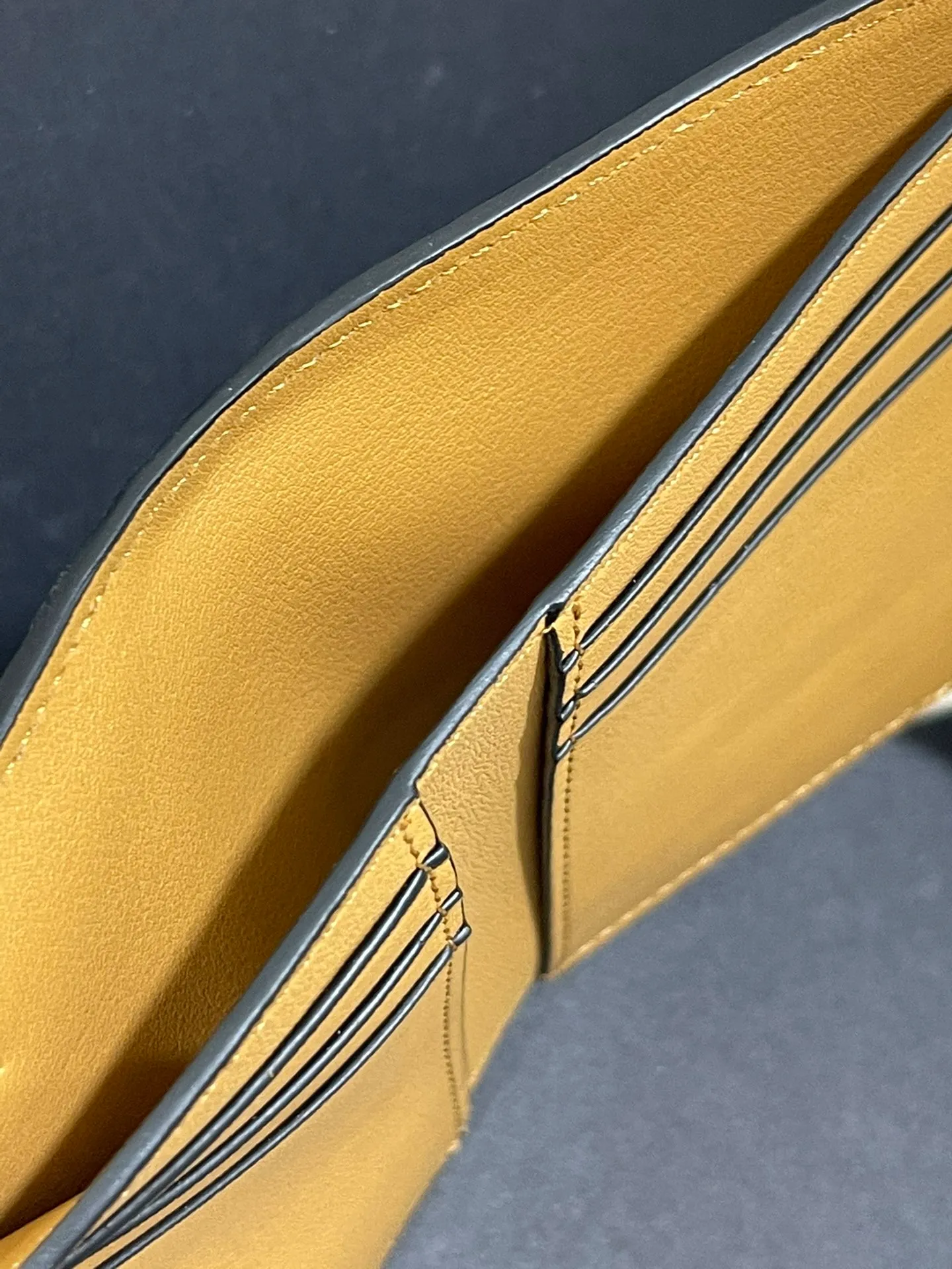 640💰 Small vertical wallet series wallets are made of soft pique calfskin and contrasting calfskin. It has zipper pockets, card slots and slip pockets, and a push button switch. It is exquisite and practical. Style number 3785, size 12*8.5
