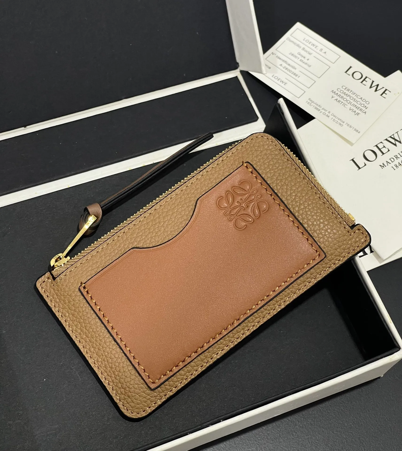 480💰 Color-blocked zippered card holder is made of soft pique calfskin and contrasting calfskin. There are card slots and zipper pockets on both sides, which can hold change and cards. It is exquisite and practical. Style number 3762, size 13*7.5