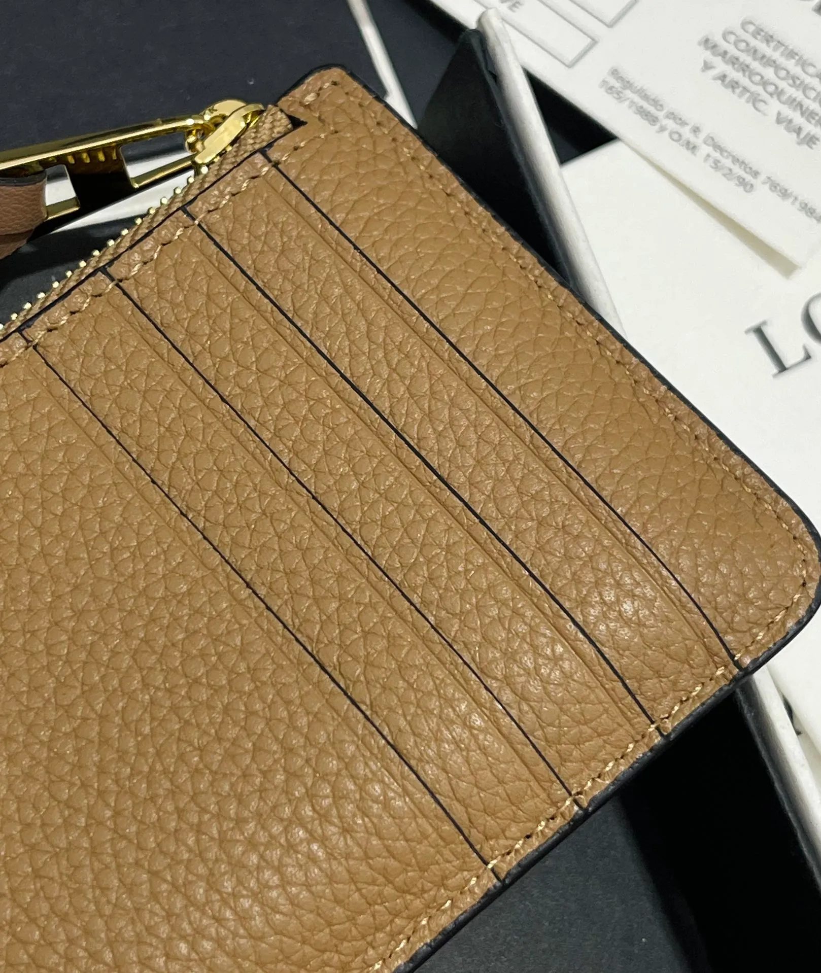 480💰 Color-blocked zippered card holder is made of soft pique calfskin and contrasting calfskin. There are card slots and zipper pockets on both sides, which can hold change and cards. It is exquisite and practical. Style number 3762, size 13*7.5