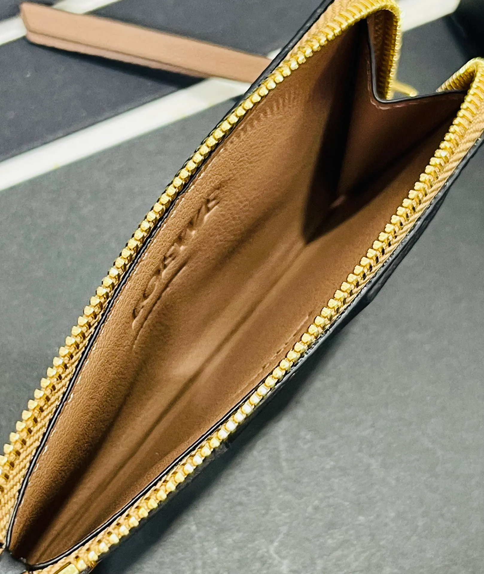 480💰 Color-blocked zippered card holder is made of soft pique calfskin and contrasting calfskin. There are card slots and zipper pockets on both sides, which can hold change and cards. It is exquisite and practical. Style number 3762, size 13*7.5