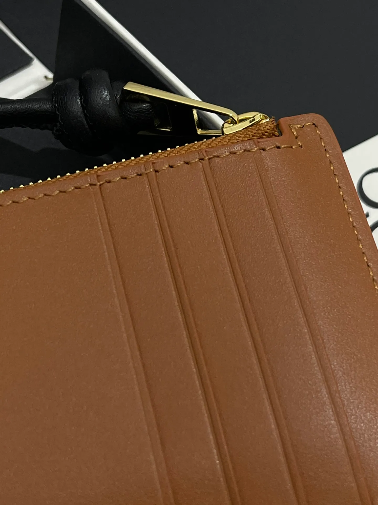 Satin nappa cowhide knot zipper small card holder, sheepskin lining, color-blocked knot pull tab, four card slots and zipper compartment. Style number 3793, size 13.5✕7 💰300