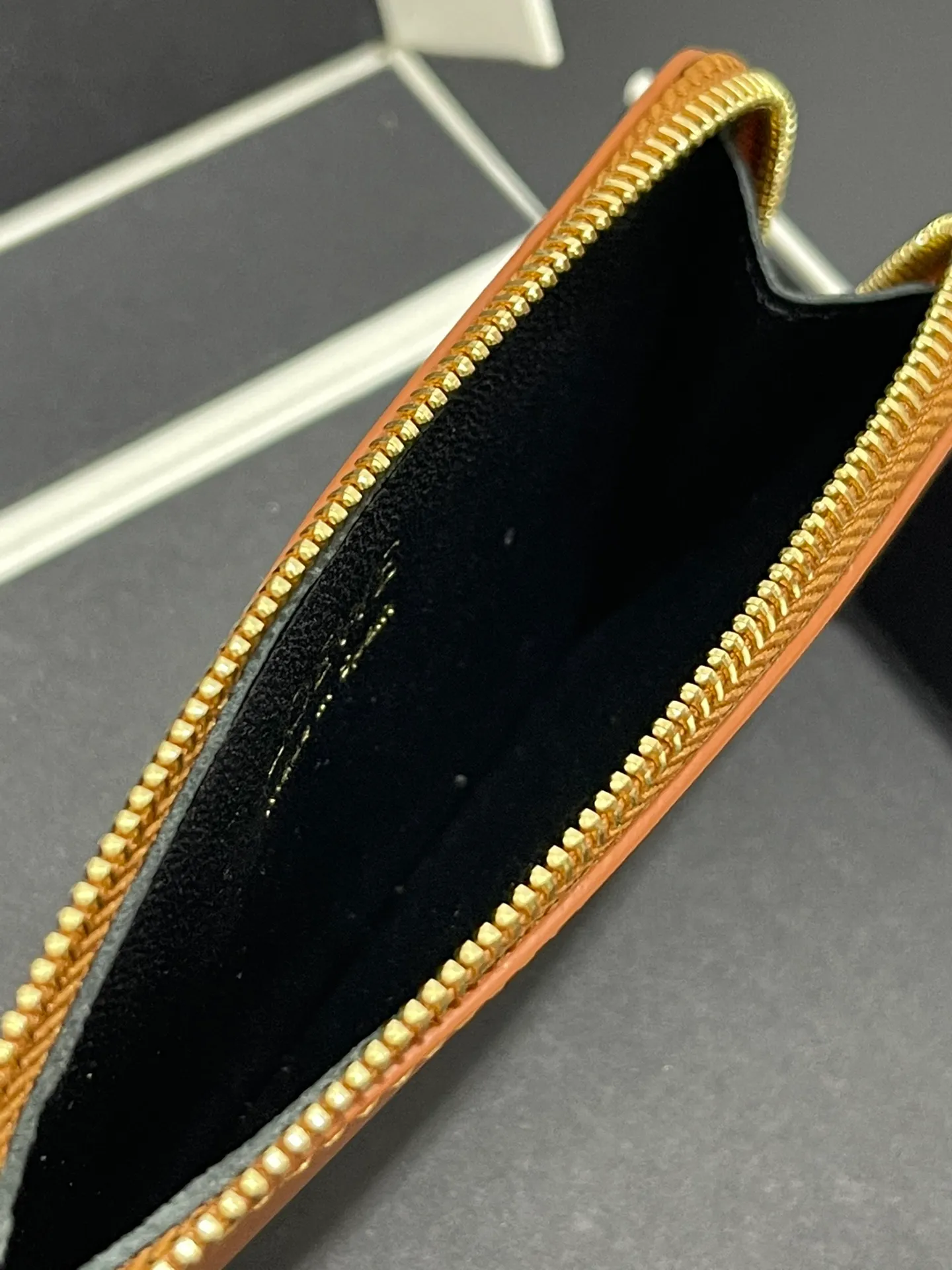 Satin nappa cowhide knot zipper small card holder, sheepskin lining, color-blocked knot pull tab, four card slots and zipper compartment. Style number 3793, size 13.5✕7 💰300